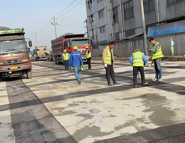 沽源老材料的新故事：玻璃纤维土工格栅如何在‘白改黑’浪潮中重获新生？